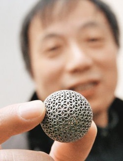 用3D打印技术“打印”出来的钛合金镂空球体